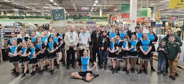 Glücklich und überrascht warJörg Spandau, re. In Uniform über die Ehrung durch Sohn Ralph Spandau, Präsident der KG.
In schwarzem T-Shirt re. Karl Heinz Fingerhut, Marktleiter und seine stellvertretende Marktleiterin. | Foto: KG "De Zuckerknöllche" 