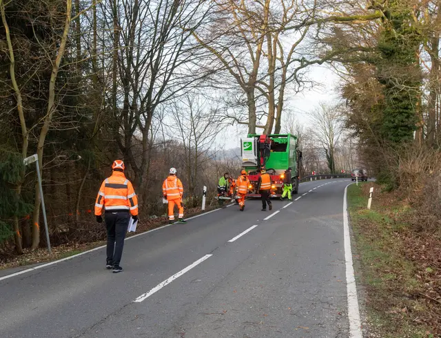 Bei Baumfällarbeiten Ende 2025 war eine ampelgesteuerte Verkehrsführung notwendig. Beim Bau des Rad- und Gehwegs könne der Verkehr größtenteils aufrecht erhalten werden, so Straßen NRW. Foto: Axel König