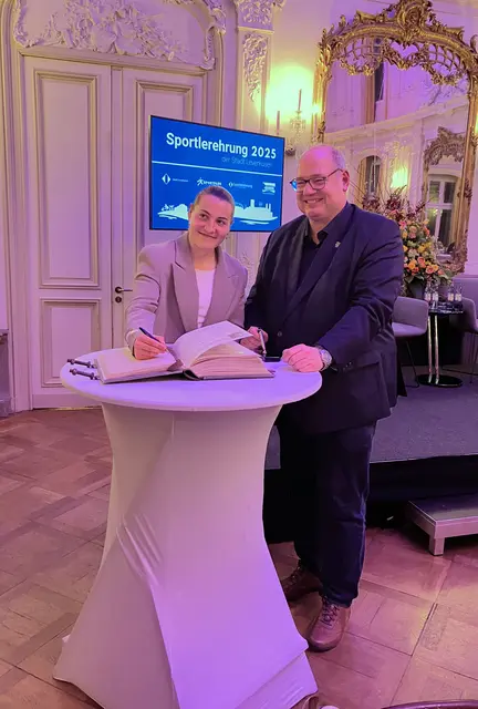 Eintrag ins Goldene Buch: Carlotta Wamser und Oberbürgermeister Stefan Hebbel. Foto: Stadt Leverkusen