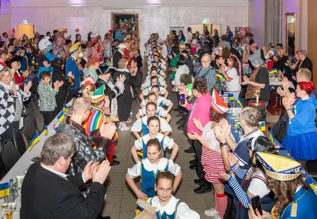 Einmarsch: Die Gäste begrüßten Kindertanzkorps, Stadtgarde, Offiziere und großes Tanzkorps. Foto: Axel König