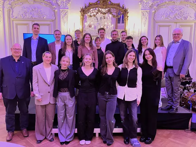 Im Spiegelsaal von Schloss Morsbroich versammelten sich nationale und internationale Leverkusener Medaillengewinnerinnen und -gewinner. Foto: Stadt Leverkusen