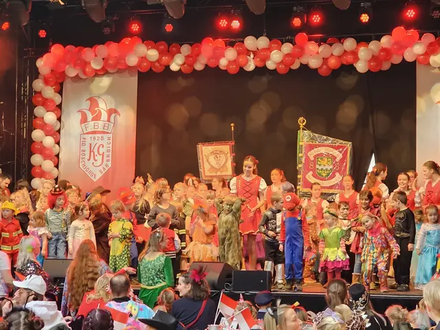 Die kleinen Jecken durften bei Mitmach-Tänzen auf die Bühne. Foto: KG Fidele Böschjonge Bärbroich