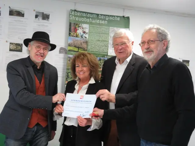 Der 1. Vorsitzende des Bergischen Geschichtsvereins Rhein-Berg e.V. Lothar Eschbach (2.v.r.) und der 2. Vorsitzende Mark vom Hofe (r.) bedankten sich bei Marlis Sauer (2.v.l.) und Herbert Stecher (l.) für ihr Engagement und die Organisation der Aktion. Foto: Andreas Schwann