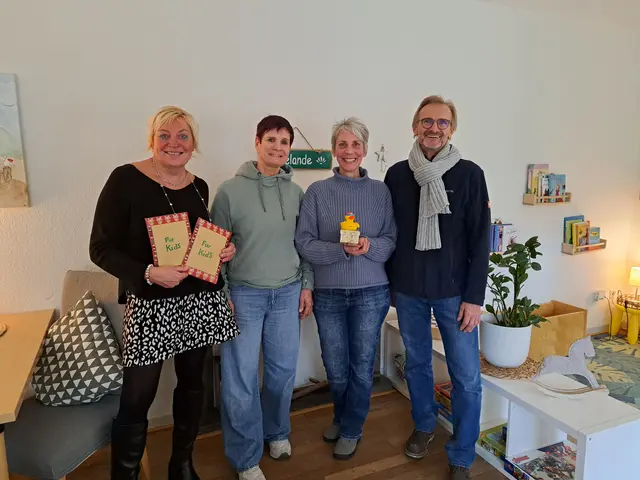 (v.l.) Andrea Bast, der Gruppenleitung der WG 2 Raderthal, Daniela Falkner, Rettungsschwimmerin KölnBäder, Sylvia Tabrizian, Sozialmarketing KidS, Ulrich Reinsch, Badleiter Zollstockbad | Foto: zVg