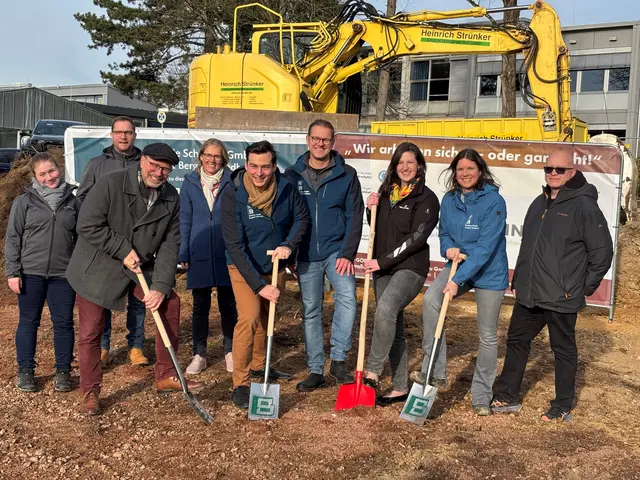 Spatenstich am Albertus-Magnus-Gymnasium. Foto: Stadt Bergisch Gladbach
