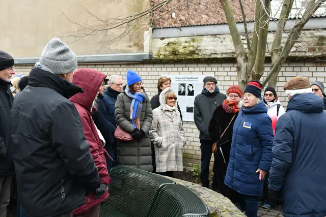 Stadtführerin Sabine Hittmeyer-Witzke informierte kenntnisreich über das jüdische Leben in Brühl. | Foto: Foto: Brodüffel 