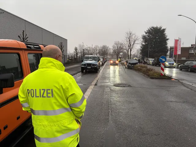 Die Flucht vor der Polizei endete für einen Autofahrer in Köln-Bilderstöckchen auf dem Grünstreifen einer Mittelinsel. | Foto: Arton Krasniqi