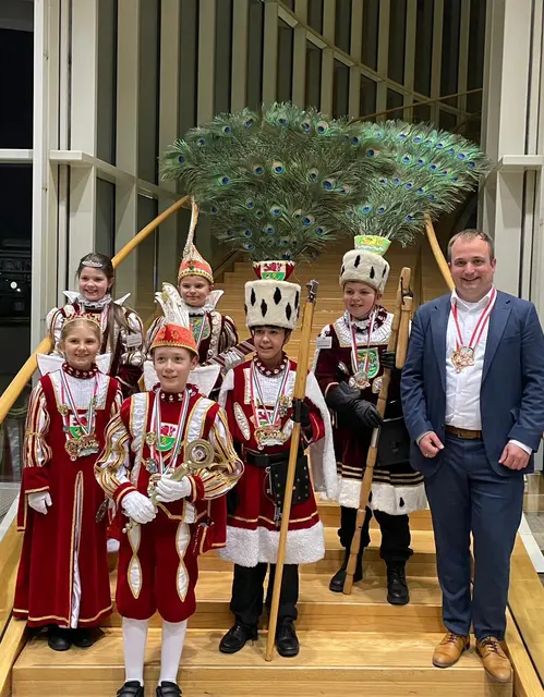Zu Besuch im Landtag bei Martin Lucke MdL waren aus Bergisch Gladbach das Kinderdreigestirn Prinz Thies, Bauer Ben und Jungfrau Charlotte, und aus Rösrath Prinz Phil, Bauer Alex und Prinzessin Laura. Foto: Bitz
