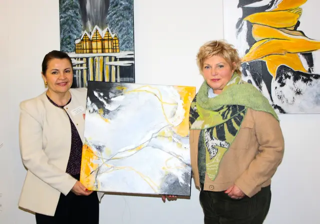 Die Wiehler Malerin Jutta Klee (r.) bei der Ausstellungseröffnung mit Klinikgeschäftsführerin Dr. Oksana Prajzel | Foto: Helios Klinik Attendorn