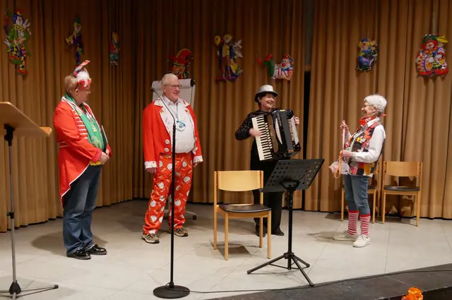 Ehrung durch Gisela Boelke mit selbst gebastelten Orden nach dem Auftritt von Monika Engels-Welter und Pater Jürgen Ziemann, begleitet von Anita Brandtstäter am Akkordeon.  | Foto: Guido Plötzke