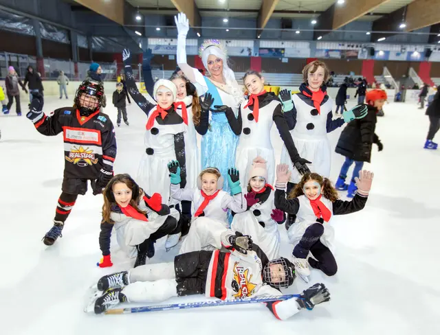 Eiskönigin „Elsa“ mit „Schneefrauen und Schneemännern“ sowie jungen Eishockeyspielern. Foto: Axel König