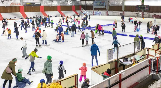 Zahlreiche Gäste besuchten das XXL-Mitmachprogramm in der Eishalle an der Saaler Mühle. Foto: Axel König