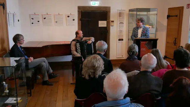 Gut besuchte Vernissage zur Ausstellung "Instrument des Jahres - Akkordeon" im Haus Kemnade. 
V.l.n.r. Ralf Kaupenjohann, Marko Kassl, Christoph Schlierkamp.  | Foto: Anita Brandtstäter