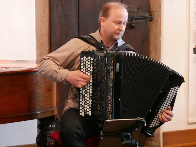 Marko Kassl sorgte für eine vielfältige musikalische Umrahmung.  | Foto: Anita Brandtstäter
