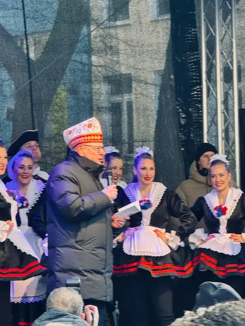 Kölner OB Torsten Burmester eröffenete den Biwak auf dem Serverinskirchvorplatz im Vringsveedel. | Foto: Bastian Schlößer
