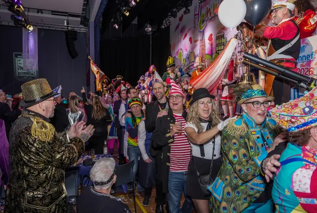 Zum Finale verleiteten die „Fidele Kölsche“ die Jecken zu einer großen Polonaise durch die Meiersheide. | Foto: Heimermann