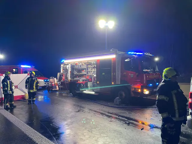 Den Rettungskräften der Feuerwehr bot sich bei dem Unfall auf der Autobahn bei Bergheim ein schreckliches Bild.
 | Foto: Feuerwehr Bergheim