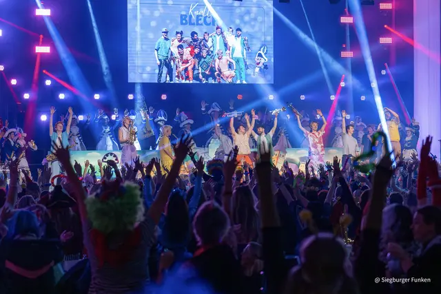 Mega-Stimmung bei über 1.000 jecken Mädels: Bei der blau-weißen Mädchensitzung ließ auch „Knallblech“ wieder richtig die Post abgehen und sorgte für Karnevals-Party pur.
 | Foto: Siegburger Funken Blau-Weiss 