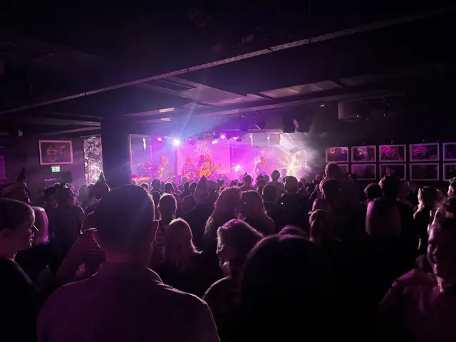 Ganz dicht dran: Die Clubatmosphäre und die Nähe zur Band machten den über einstündigen Auftritt von Miljö zu einem besonders intensiven Erlebnis. | Foto: Siegburger Funken Blau-Weiss 