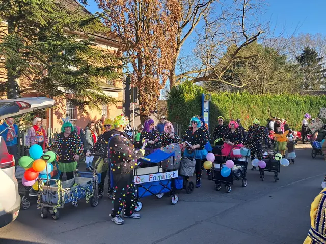 Muss der traditionsreiche Heider Zoch am Rosenmontag abgesagt werden? Die Dorfgemeinschaft sucht immer noch Helferinnen und Helfer für die Absperrung der Zufahrtsstraßen. | Foto: Foto: DG Heide