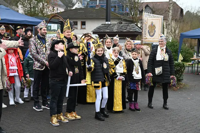 Natürlich kamen auch die amtierenden Eitorfer Prinzenpaare zum Husaren-Biwak des Heimatvereins. | Foto: Herkenrath