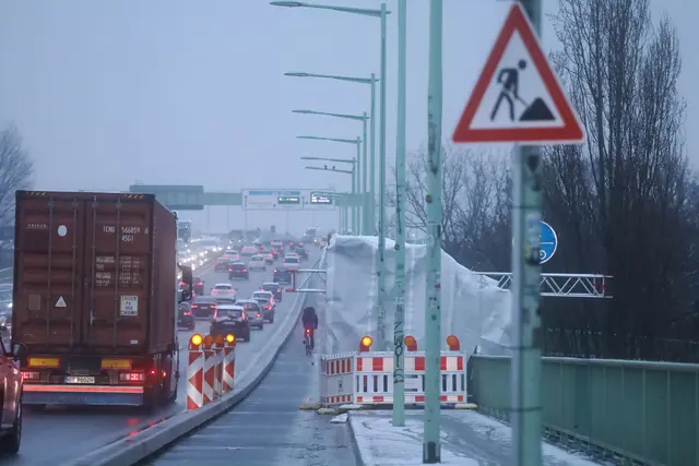 Die Baustellen für die neuen Blitzer auf der Zoobrücke. Donnerstag geht es los. 
 | Foto: Arton Krasniqi