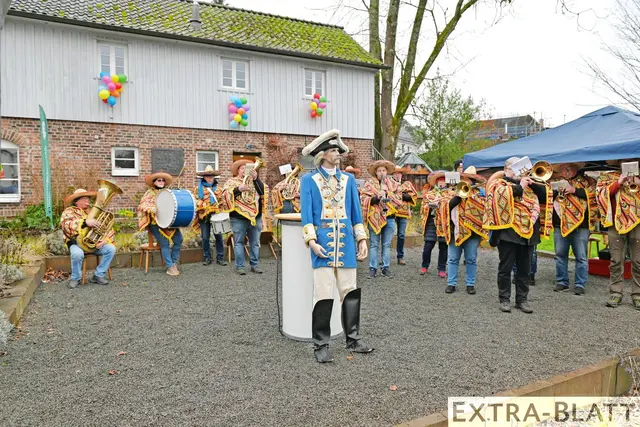 Auch wenn der „Treue Husar“ nur als Schaufensterpuppe anwesend war, so waren alle Jecken seinem Ruf gefolgt und die Windecker Musikvereinigung sorgte für die musikalische Begleitung. | Foto: Herkenrath