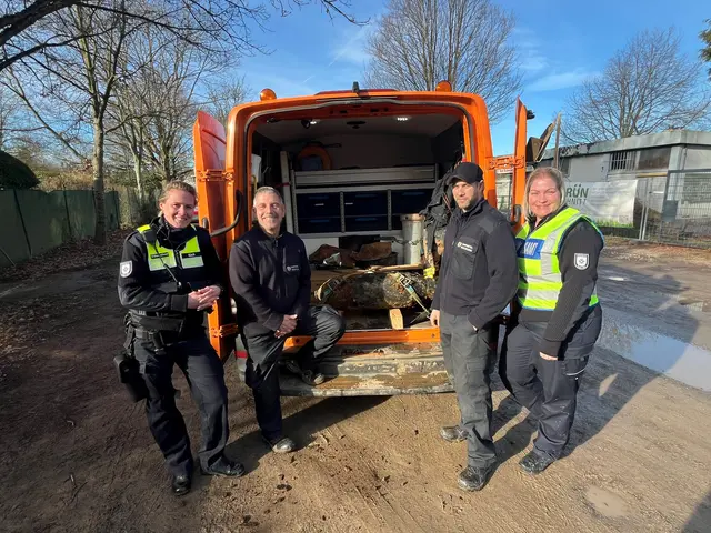 Sarah Kück (Einsatzleitung Kommunaler Ordnungsdienst der Stadt Köln), Marcel Biewald (KBD), Michael Hilgers (KBD) und Nadine Kordowski (KOD) mit dem entschärften Blindgänger in der Bildmitte. | Foto: Tim Walther/Stadt Köln