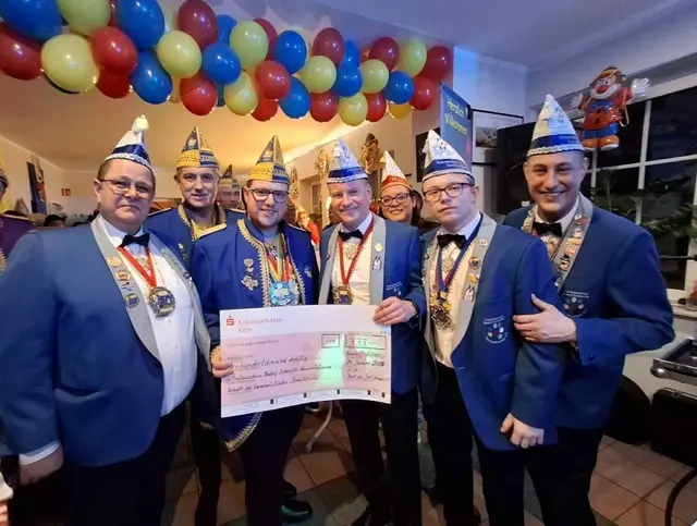 Der Geschäftsführenden Vorstand vom Festausschuss Badorf-Eckdorf mit Michael Bertram und Sebastian Steinhauer.
Die KIG spendete dem Festausschuss 333 Euro als Dank für die gute Zusammenarbeit.  | Foto: KIG