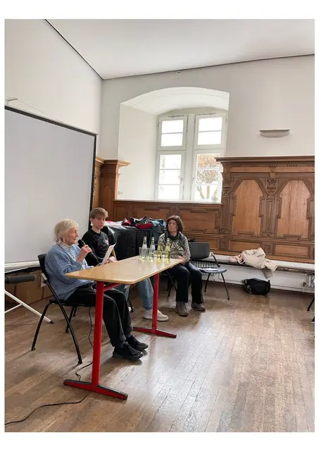 Zeitzeugin Insa Geppert (v. l.) schillderte eindrucksvoll von ihren persönlichen Erlebnissen während des 2. Weltkriegs. | Foto: Clara Günthner