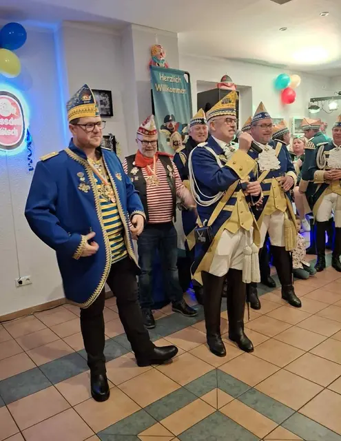 Bürgermeister Marc Prokop, re. begrüßte Das Publikum und den Sitzungspräsident en Sebastian Steinhauer, li.  | Foto: KIG