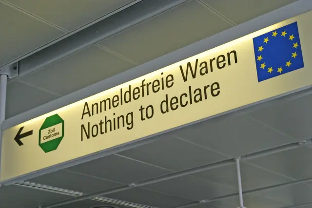 Der "grüne" Ausgang am Flughafen, ist für all diejenigen bestimmt, die nichts zu verzollen haben.  | Foto: Zoll Köln