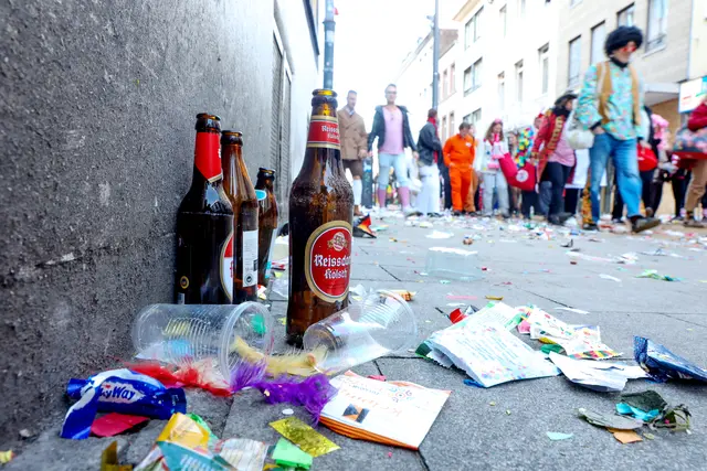 Müll nach dem Zug: leere Bierflaschen, Kamelle und Konfetti. | Foto: Martina Goyert