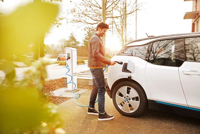 Die durchschnittliche Reichweite von E-Autos hat sich auf mittlerweile etwa 400 Kilometer erhöht. Foto: DJD/LichtBlick SE