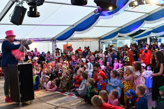 Die witzige Nilpferd-Dame "Wilde Hilde" verzauberte die bunt kostümierten Pänz im Badorfer Festzelt. | Foto: Foto  Brodüffel 