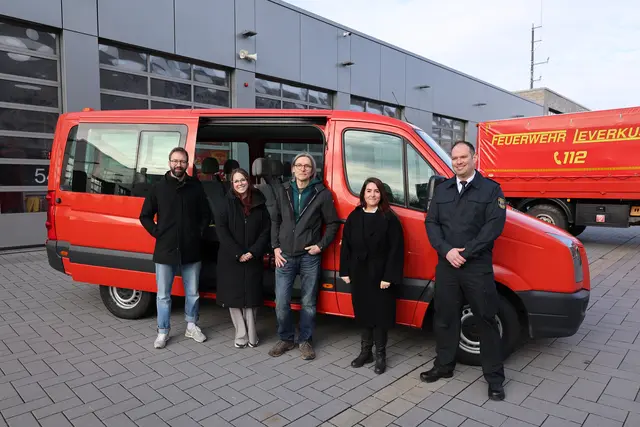 David Nelson (Jugendförderung/Jugendsozialarbeit Stadt Leverkusen), Carolin Wilk (Jugendhaus Lindenhof), Lutz Schröder (Haus der Jugend Opladen) und Aylin Doğan (Fachbereichsleiterin Kinder und Jugend) (v.l.n.r.) nahmen das Fahrzeug für die Jugendhäuser von Thomas Kresse (r.), Leiter der Leverkusener Feuerwehr, entgegen. Foto: Stadt Leverkusen