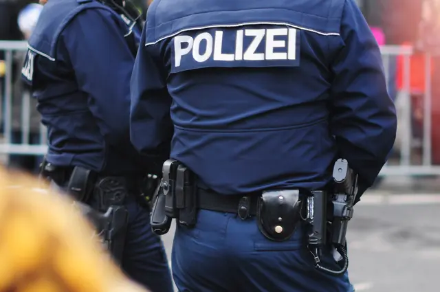 Zwei Polizisten im Einsatz an Karneval. Symbolbild. | Foto: Igor - stock.adobe.com
