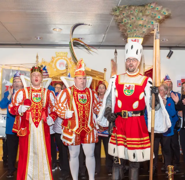 Kennen jetzt viele (v.l.): Jungfrau Sarah (Sascha Lammert), Prinz Bryan I. (Bryan Sterzenbach) und Bauer Karsten (Hegener). Foto: Axel König
