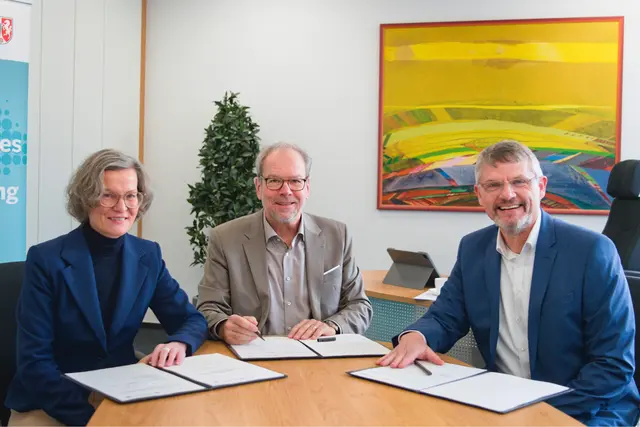 Die Kreisstadt Bergheim wird NRW.Genius in den kommenden Monaten in ausgewählten Bereichen testen. Ina Scharrenbach, Ministerin für Heimat, Kommunales, Bau und Digitalisierung des Landes  Nordrhein-Westfalen,  Dirk  Weckendrup,  Vizepräsident  der  IT.NRW (r.) und  Bürgermeister  Volker Mießeler unterzeichneten eine entsprechende Vereinbarung in Bergheim.  | Foto: Kreisstadt Bergheim 