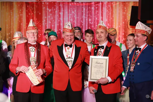 Geschäftsführer Bernd Lescrinier, Ehrenpräsident Josef Braun, Vorsitzender Thomas Stallbaum und Moderator Jörg Kaiser bei der Ernennung