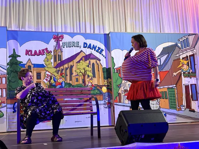 Sorgen selbst für jecken Nachwuchs: Das Moderatenteam der kfd-Wieversitzung Anne-Pia Orth und Signe Berger-Klapper.   | Foto: Andrea Floß