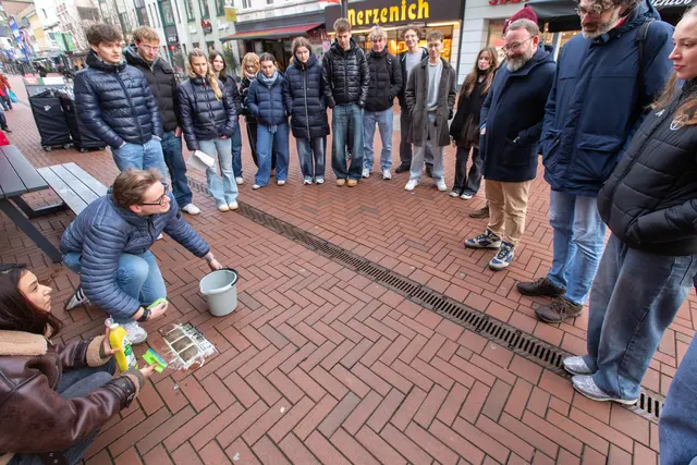 Schüler und Lehrer Jan Hermes (3.v.r.) während der Aktion am Holocaust-Gedenktag. Foto: Axel König