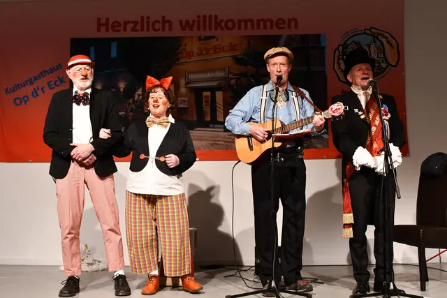 Begeisterten mit einem leisten Karneval: (v.l.) Dieter Schmitz, Renate Heymans, Philipp Oebel und Mike Hehn. | Foto: Foto: Brodüffel
