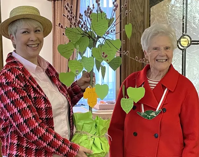 Stellvertretend für den Pfarr-Cäcilien-Chor Mondorf überreicht Heike Gries (links) den Baum der guten Wünsche an Agathe Florin (rechts) | Foto: Brodesser