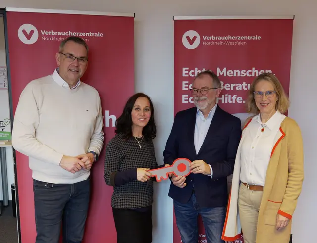 Bürgermeister Stefan Rosemann (links) und Beate Fackeldey (rechts)begrüßten Marie Budde (2. von links) als neue Leiterin der Siegburger Beratungsstelle und verabschiedeten den bisherigen Leiter Martin Wieler in den Ruhestand. | Foto: Verbraucherzentrale NRW