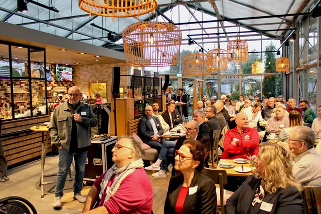 Gastgeber Rüdiger Ramme präsentierte im Café interessante Fakten zu seinem Gartencenter und Unternehmen. | Foto: Stadt Lohmar