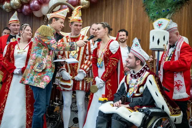 Auf der Bühne berichteten die Tollitäten von der Session und warum sie den Karneval so lieben. Foto: Rheinisch-Bergischer Kreis / Joachim Rieger