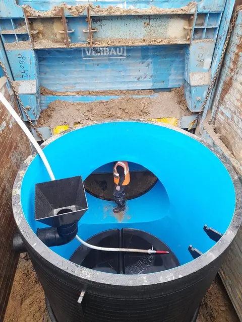 Das Regenauffangbecken dient der Zwischenspeicherung des Niederschlagswassers, bevor es gedrosselt an den Fuchsiefen abgegeben wird.
 | Foto: Stadt Lohmar