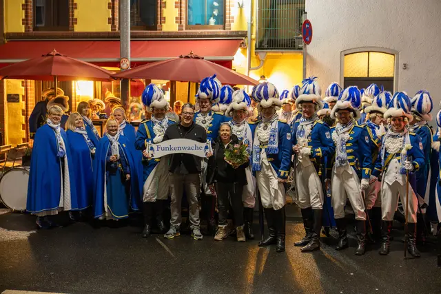 Veedelskneipe und Funkenwache. Mit der Ernennung des „Kölsche Jung“ zum Wachlokal der Funken Blau-Weiss ist für Wirt Guido Lux – hier mit Mutter Sylvia - ein lange gehegter Wunsch in Erfüllung gegangen. | Foto: Funken Blau-Weiss