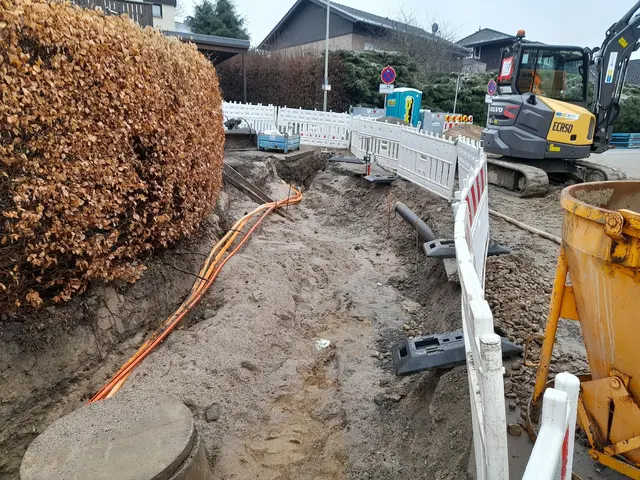Der Kreuzungsbereich Hunelsweg/Baumgartenstraße ist derzeit aufgrund der Kanalbauarbeiten vollständig gesperrt. | Foto: Stadt Lohmar